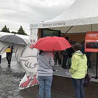 Bistumsstand bei Regen